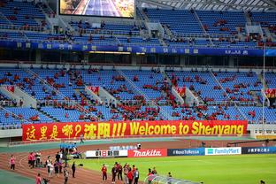 Truyền thông Anh: Người hâm mộ xông vào sân bóng phản đối ông chủ Trung Quốc, giải Anh của Reading và Port Vale bị hủy bỏ